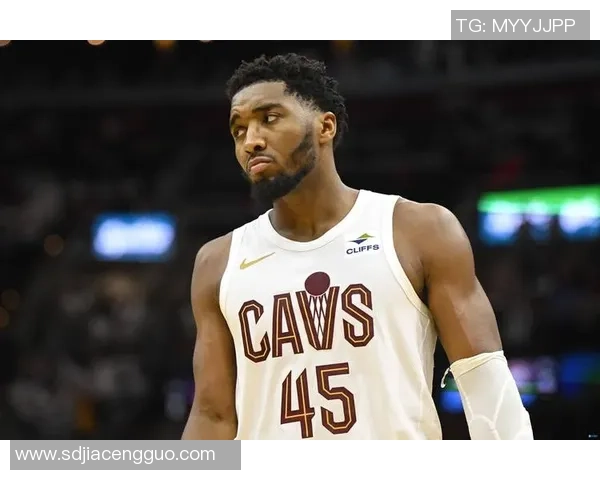 火箭三人联手砍下72分助球队轻取国王展现强大实力 火箭三人联手砍下72分助球队轻取国王展现强大实力